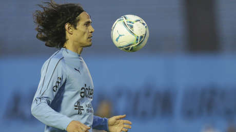 Futbolistas uruguayos acusan a la Federación inglesa de discriminar su "cultura y forma de vida" tras la polémica sanción a Cavani
