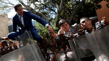 Twitter incluye a Guaidó entre los "líderes mundiales" que condenan la toma del Capitolio (y olvida su intento de asaltar el Parlamento de Venezuela)