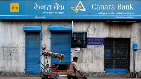 Aldeanos de la India llevan el cadáver de un hombre a un banco y exigen dinero de su cuenta para costear su funeral