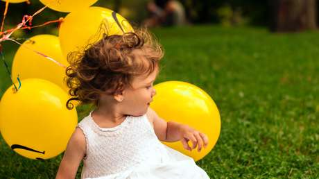 Una niña con el síndrome del cabello impeinable logra manejar su pelo por primera vez en nueve años
