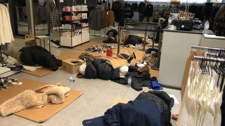 La histórica nevada en España mantiene atrapadas desde el viernes a casi cien personas en un centro comercial de Madrid (FOTOS)