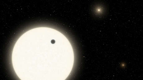 NASA identifica un exoplaneta similar a Júpiter o Saturno en un sistema estelar triple, tras "resucitarlo de entre los muertos" en las observaciones