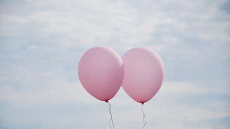 Encuentra un globo con deseos de Navidad lanzado por una niña a mil kilómetros de distancia y decide cumplirlos
