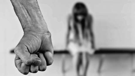 Un hombre que violó y mantuvo secuestrada por años a su hijastra, con la que tuvo tres hijos, es procesado en Ecuador