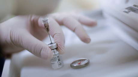 3 administrativos de dos hospitales de México pierden su puesto tras 'saltarse la fila' para vacunarse contra el coronavirus