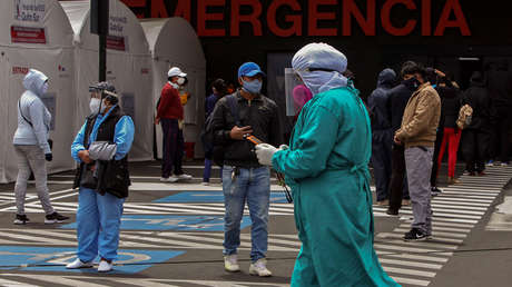 El emotivo mensaje de un medico ecuatoriano que pospuso su boda en 2020 para atender pacientes con covid-19 y ahora está en la UCI