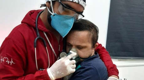La conmovedora foto de un enfermero brasileño que se arriesga a contagiarse de covid-19 para abrazar y calmar a un paciente con síndrome de Down