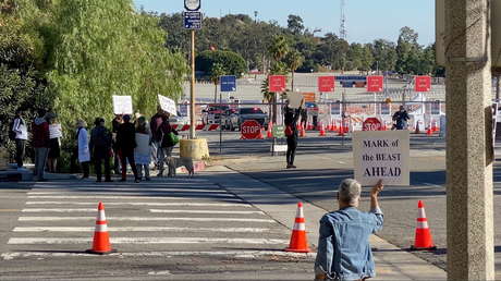 VIDEOS: Uno de los mayores centros de vacunación de EE.UU. cierra en medio de una protesta contra la campaña de inmunización