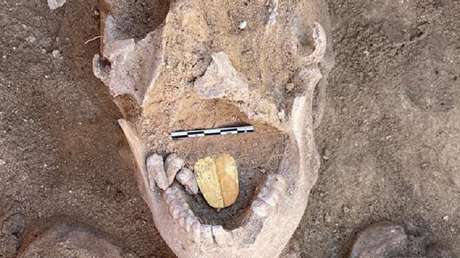 FOTOS: Descubren 16 pozos funerarios de la época grecorromana en un antiguo templo egipcio en Alejandría