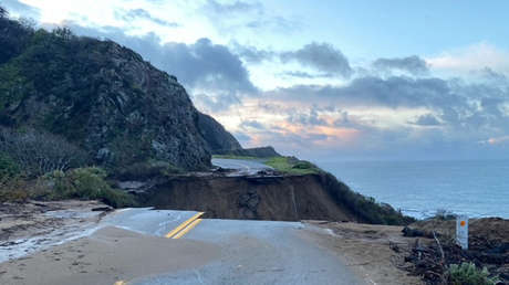 Una sección de una icónica carretera colapsa y cae al mar, arrasada por las tormentas invernales que azotan California (VIDEO)