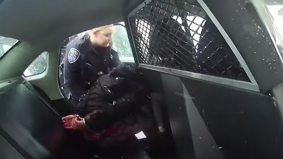 Policías de EE.UU. esposan y rocían con gas pimienta a una niña de nueve años