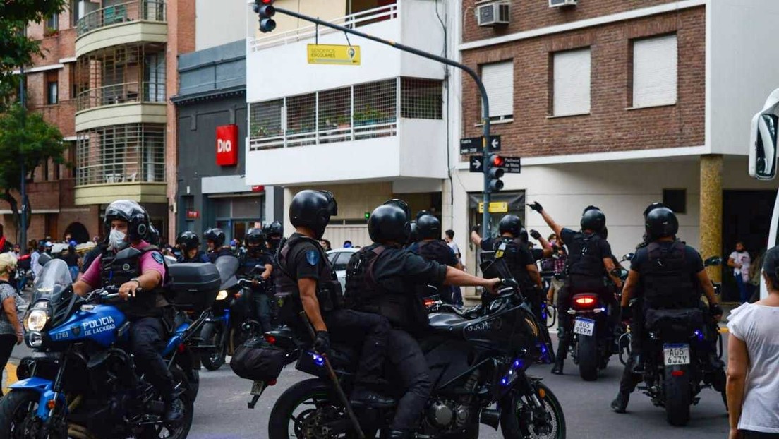 Detienen a 7 personas que protestaban ante la embajada paraguaya en Buenos Aires para pedir justicia por la muerte de dos niñas a manos del Ejército