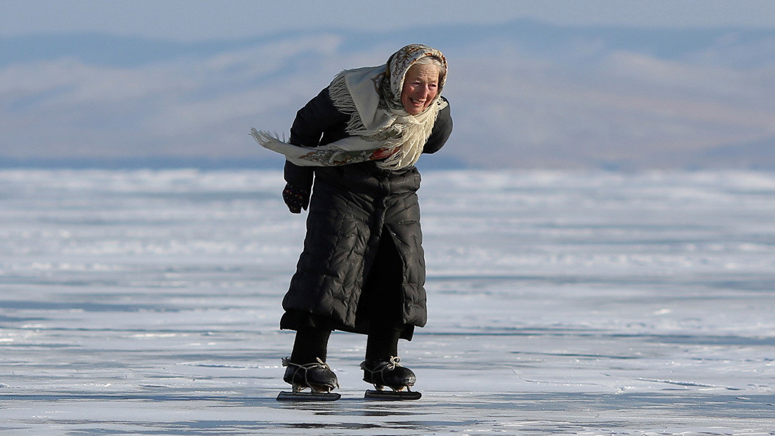 VIDEO, FOTOS: La abuela rusa 'Baba Liuba' se pasea por el hielo del Baikal en patines de fabricación casera