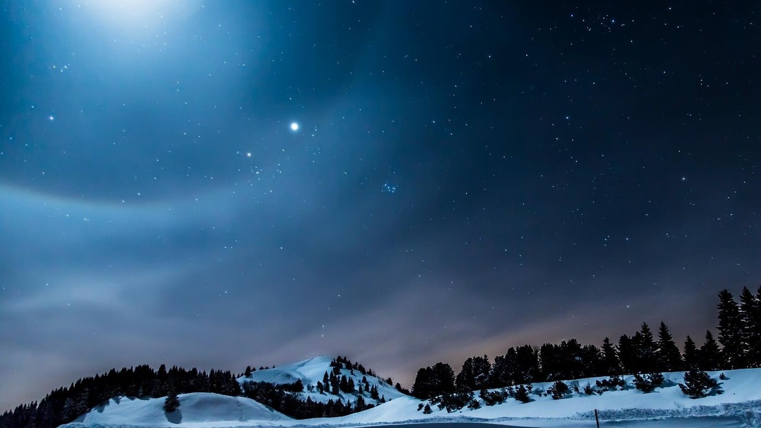 FOTO:  Una hilera de luces en el cielo nocturno confunde a la población de una ciudad británica