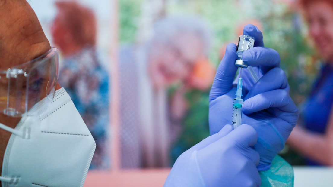España descartará administrar la vacuna de AstraZeneca a los mayores de 65 años