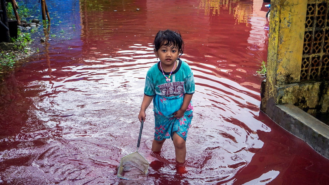 FOTOS, VIDEOS: El agua de una aldea india se vuelve de color 'rojo sangre' tras inudarse una fábrica de teñidos
