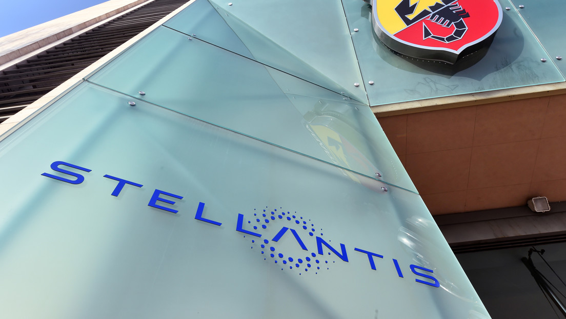Los fabricantes de automóviles Renault y Stellantis reducen parte de su producción por la escasez de chips