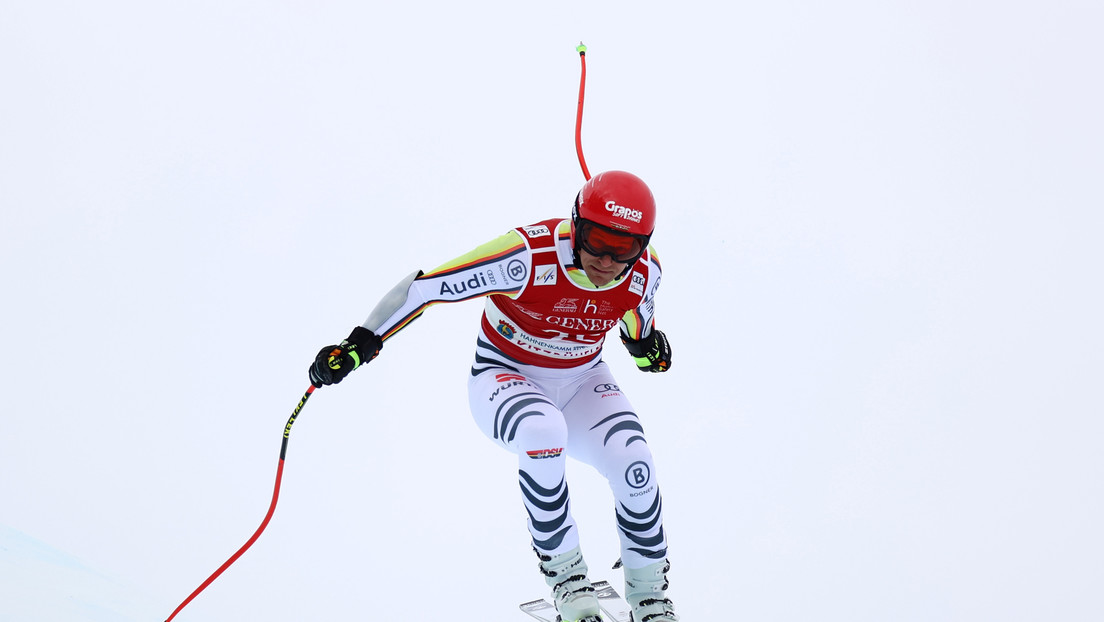 VIDEO: Un esquiador se levanta tras caer y empotrarse contra las redes de protección a 100 kilómetros por hora