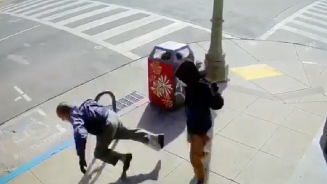 VIDEO: Un hombre empuja por la espalda  y derriba a un anciano de 91 años que caminaba por la calle