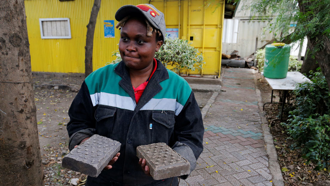 Una keniana transforma plásticos difíciles de reciclar en adoquines cinco veces más resistentes que el hormigón