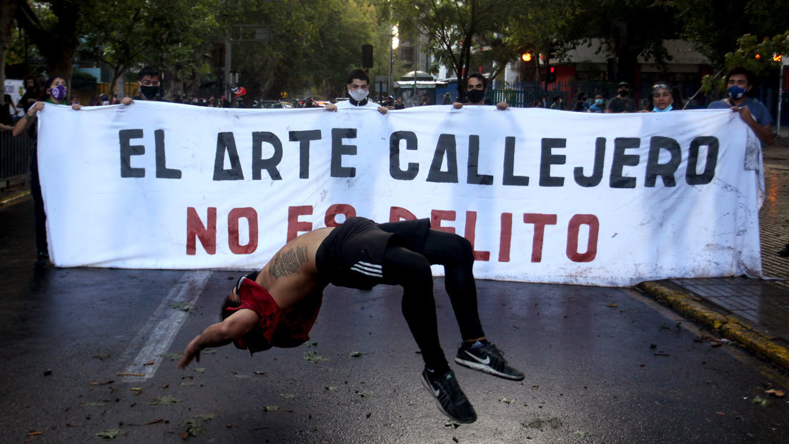 ¿Refundación de Carabineros? El asesinato de un artista callejero y el "suicidio" de un joven avivan el debate ante la violencia policial en Chile