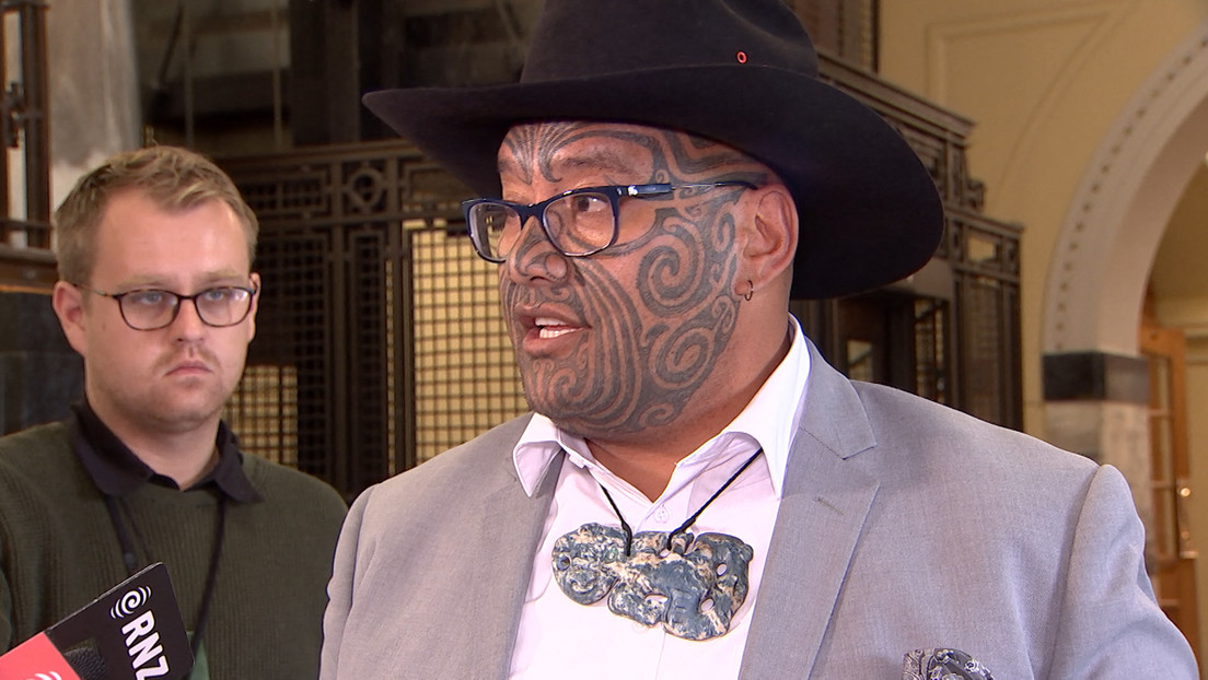 Un diputado maorí se niega a usar corbata en el Parlamento de Nueva Zelanda y termina expulsado de la sesión