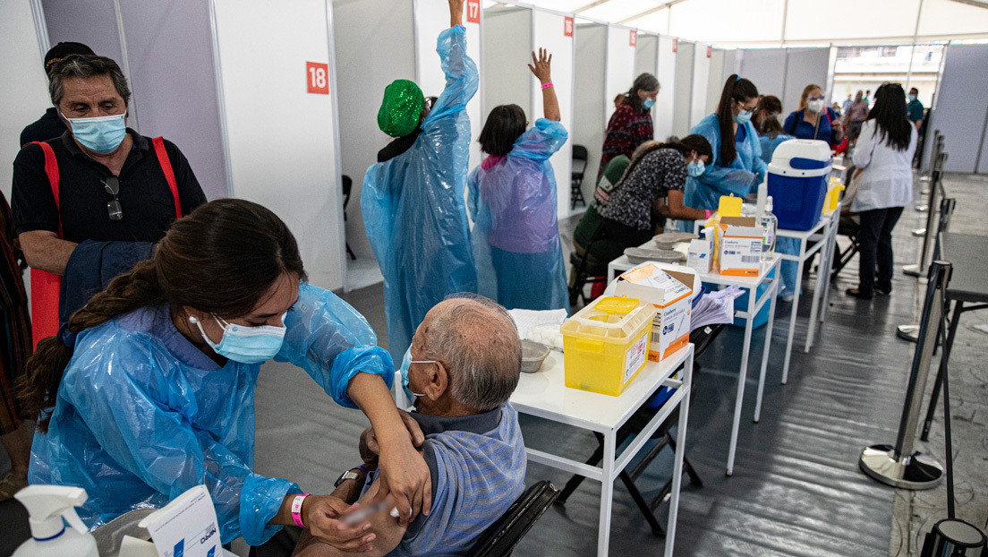 Un programa de la televisión peruana afirma que Chile promueve el "turismo médico" para quienes quieran conseguir vacunas gratis y desata el escándalo