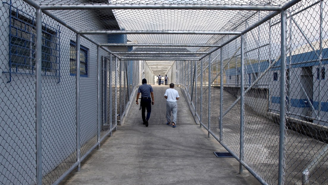 "Su papá se murió el 5 de diciembre, pero él ni lo sabe aún": Las cárceles de El Salvador, sin visitas familiares desde hace casi un año