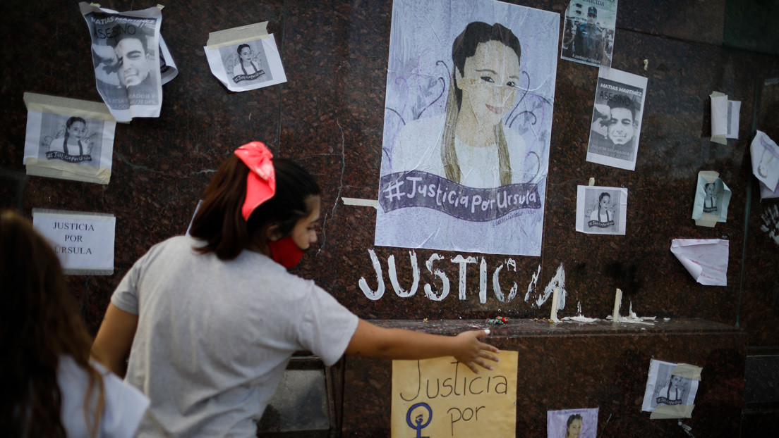 El policía acusado de asesinar a una joven de 15 puñaladas en Argentina se niega a declarar
