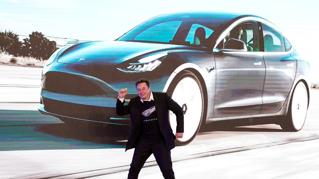 Elon Musk quiere que el nuevo vehículo de Tesla pueda flotar a un metro sobre el suelo con tecnología de cohetes y al estilo James Bond