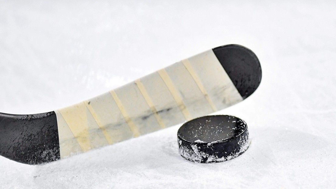 VIDEO: Un jugador de hockey golpea a un rival con el palo hasta que se rompe y luego otro le propina una brutal paliza