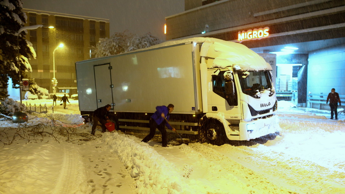 Una 'supermujer' empuja un camión atrapado en la nieve y recibe un suministro de productos lácteos gratis durante un año (VIDEO)