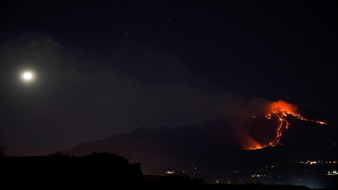 El volcán Etna entra en erupción y suelta una columna de humo de más de un kilómetro (VIDEOS)