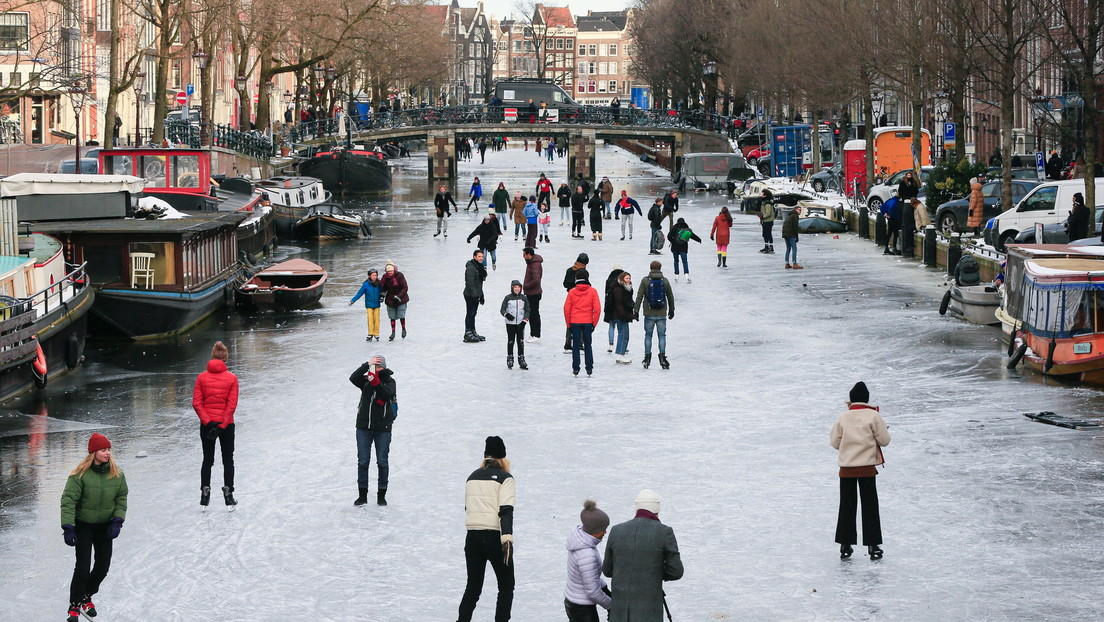VIDEO: Un hombre en traje de baño patina confiado por un canal helado de Ámsterdam (y la cosa no acaba bien)