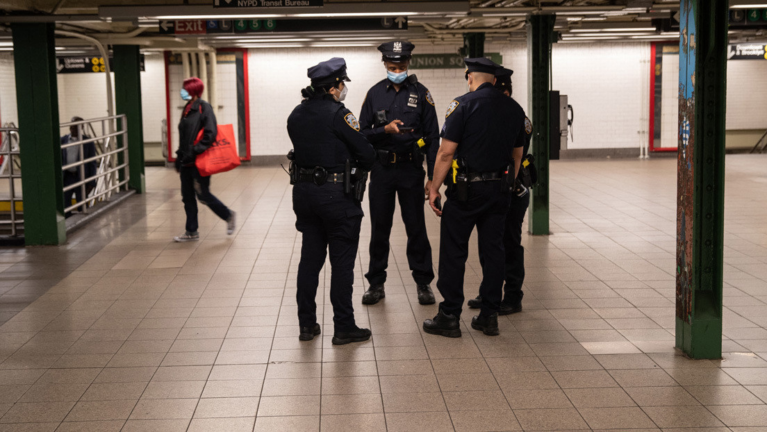 VIDEO: Un policía de Nueva York golpea repetidamente a un sospecho en la cabeza mientras otros tres agentes lo inmovilizan