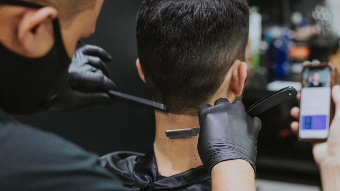 Un peluquero alemán subasta su primer corte de pelo tras el confinamiento (y la puja supera los 400 euros)