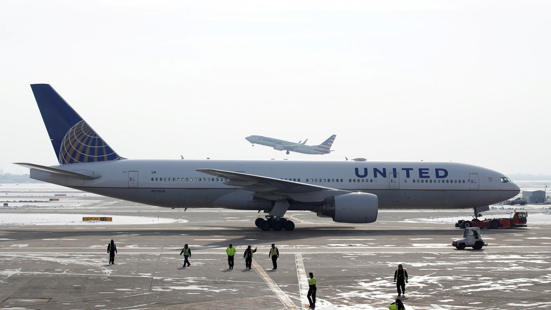 EE.UU. revisará los Boeing 777 un día después de que uno perdiera un motor en pleno vuelo sobre Denver