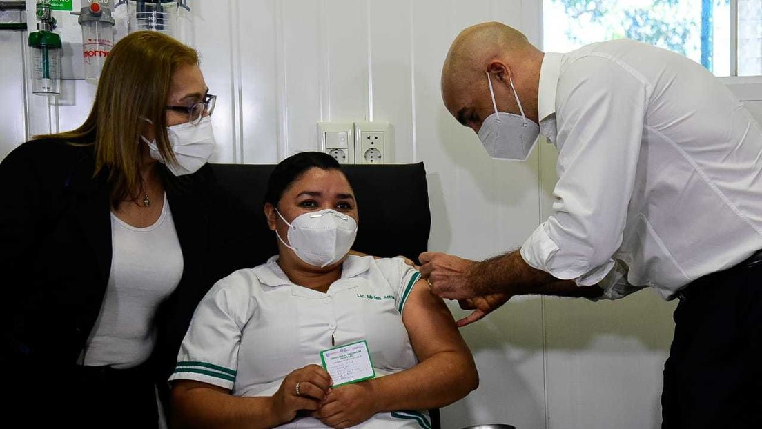 Miriam Arrúa, una enfermera de 40 años, fue la primera persona en ser vacunada con la Sputnik V en Paraguay