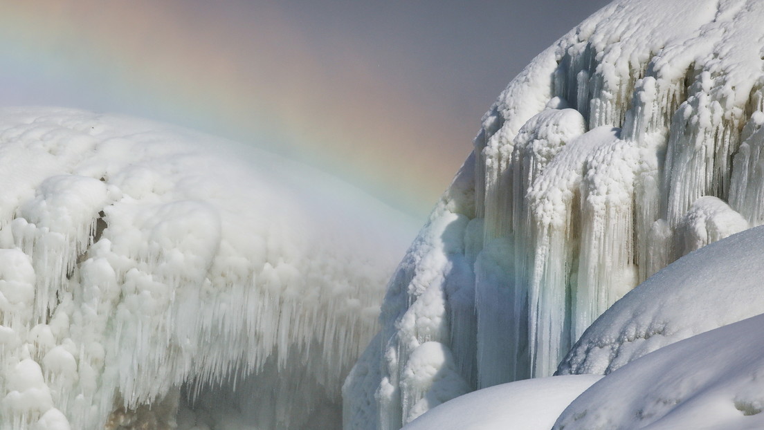 VIDEO: La ola de frío y un arcoíris adornan de forma única y espectacular las cataratas del Niágara