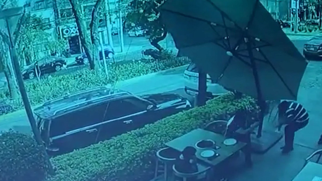 VIDEO: Tratan de robar a un cliente de un restaurante en México y este responde a tiros