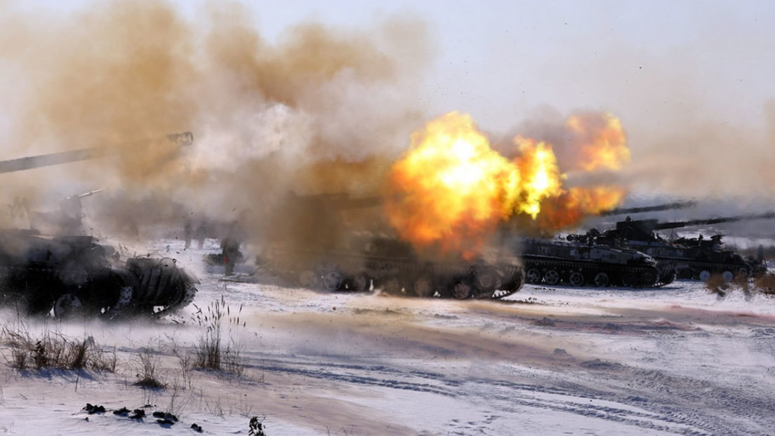 Varios sistemas de artillería y lanzamisiles rusos practican fuego combinado guiados por drones