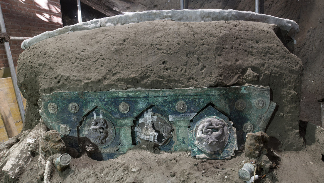 Encuentran cerca de Pompeya una carroza ceremonial romana casi intacta