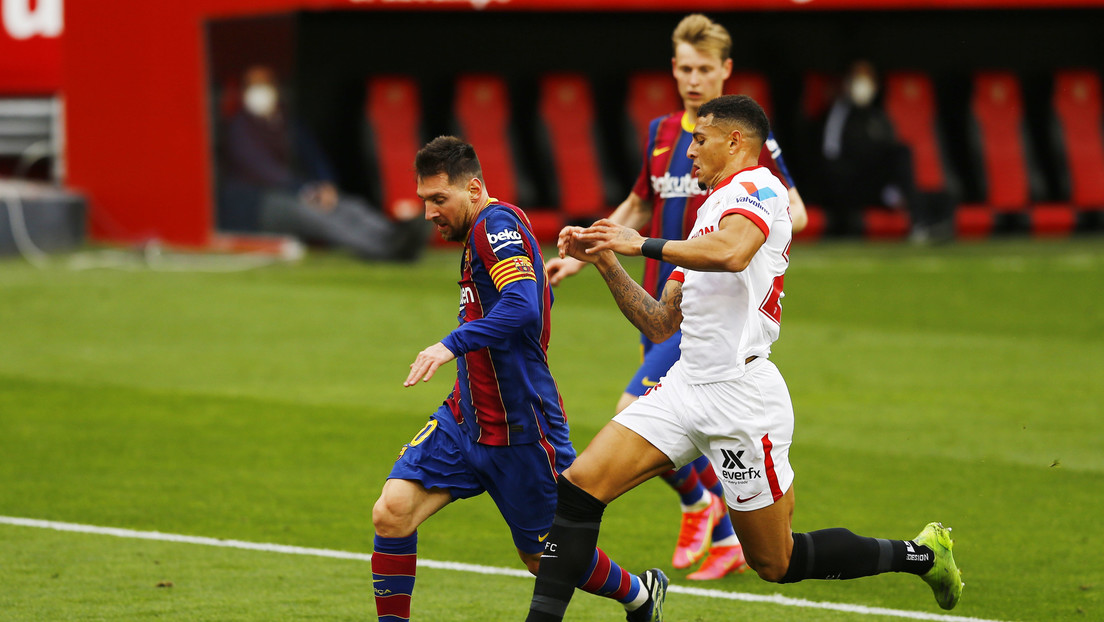 VIDEO: Un rival falla burdamente al intentar derribar a Messi y se gana las burlas de los internautas