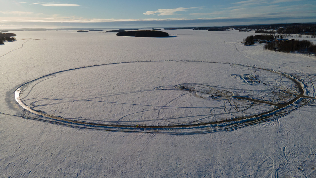 FOTO: Un equipo de entusiastas finlandeses construye el 'carrusel de hielo' más grande del mundo para alertar sobre el cambio climático