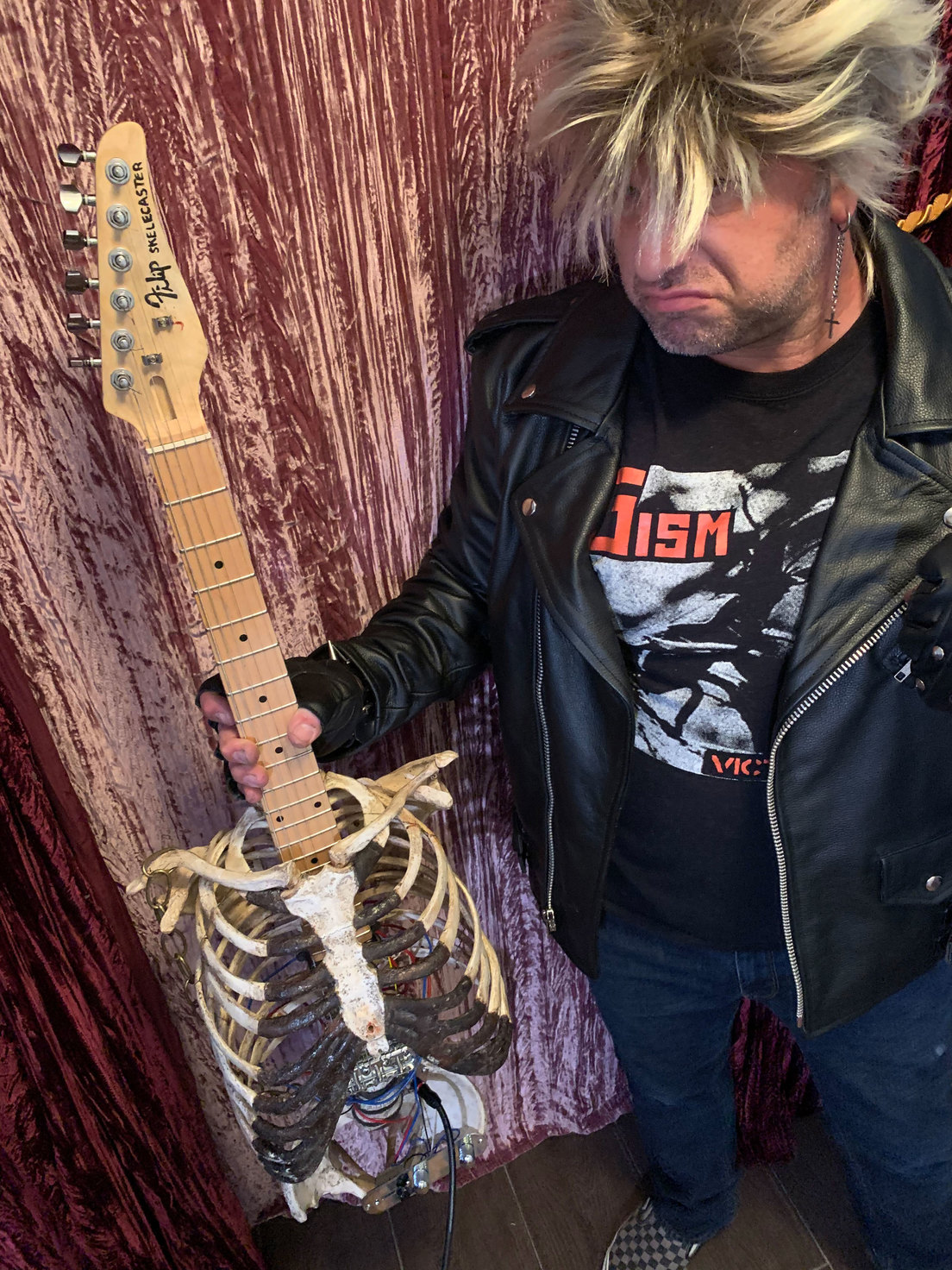 Gruñido infancia mezcla Un roquero convierte el esqueleto de su difunto tío en una guitarra  eléctrica para tocar 'heavy metal' - RT