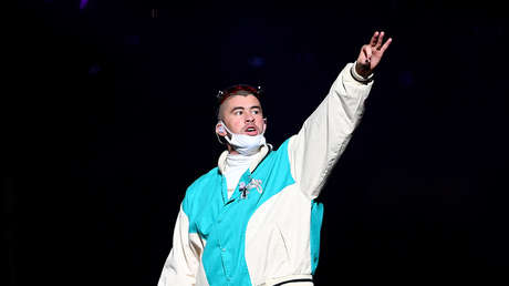 VIDEO: Bad Bunny se sube al ring y ataca a dos superestrellas de la WWE con una plancha cruzada voladora