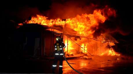 Un hombre consigue reunirse con su perro después de que su casa se incendie y otras mascotas perecieran en el siniestro (VIDEO)
