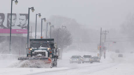 VIDEO: Una camioneta cae 20 metros desde una vía elevada en EE.UU.