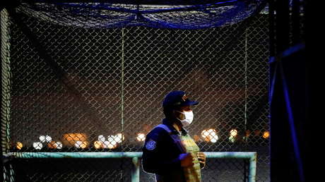 Policía peruano se disfraza de médico para ver a su padre hospitalizado por covid-19 y lo halla muerto