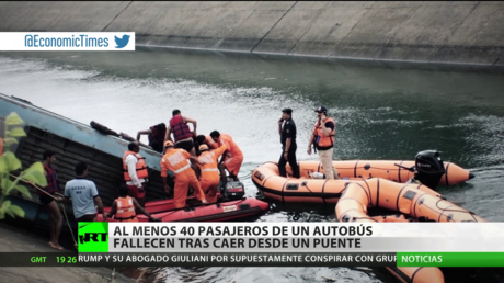 Al menos 40 muertos al caer un autobús de un puenta en la India